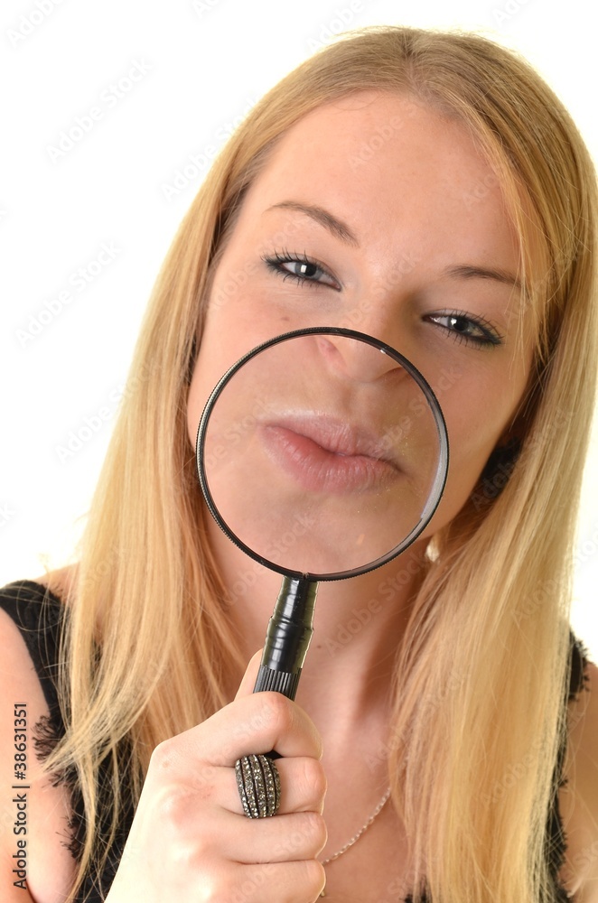 La femme avec une loupe dans une main La femme avec une loupe dans une main