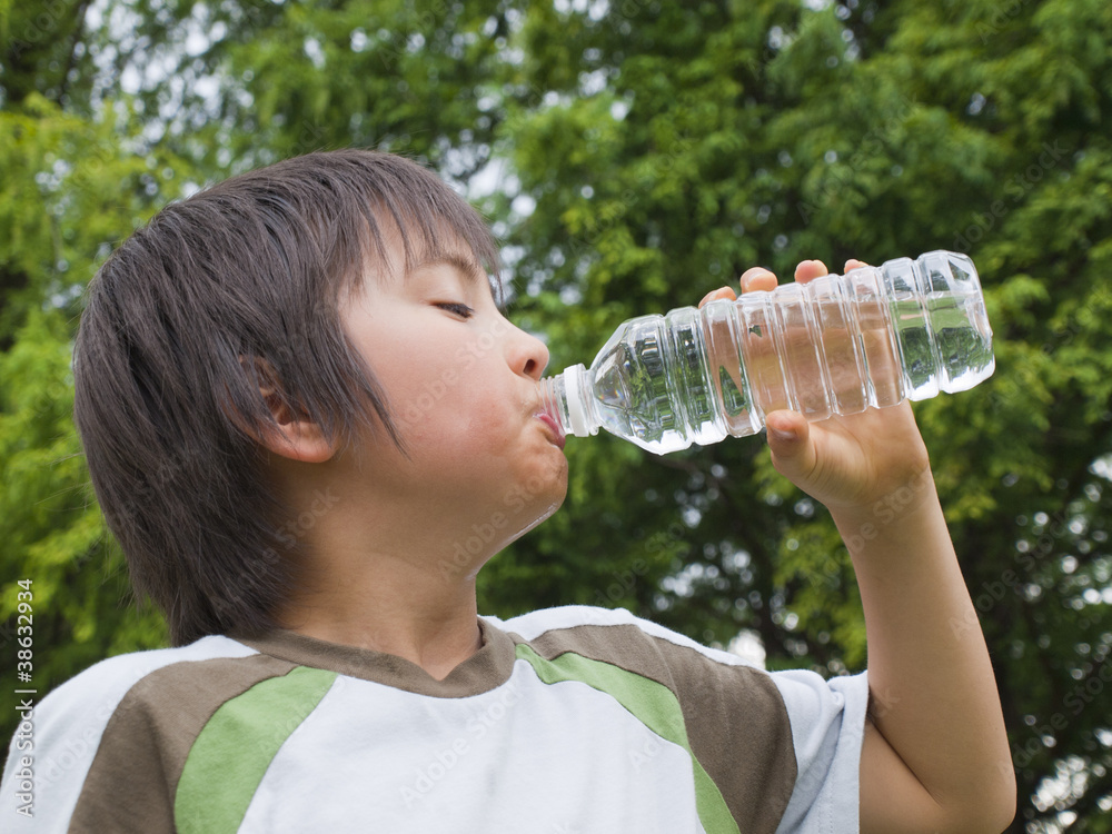 ペットボトルの水を飲む少年 ペットボトルの水を飲む少年