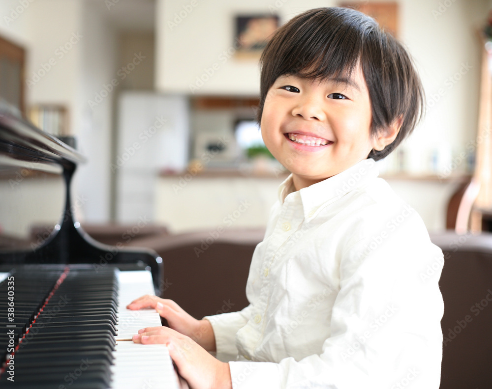 Fototapeta ピアノを弾く男の子