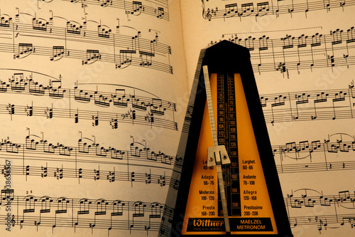 Tableau sur toile metronome and notes