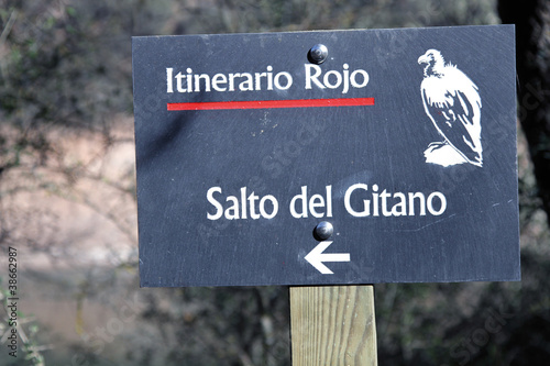 Señalización de ruta en Montfragüe, Cáceres, España photo