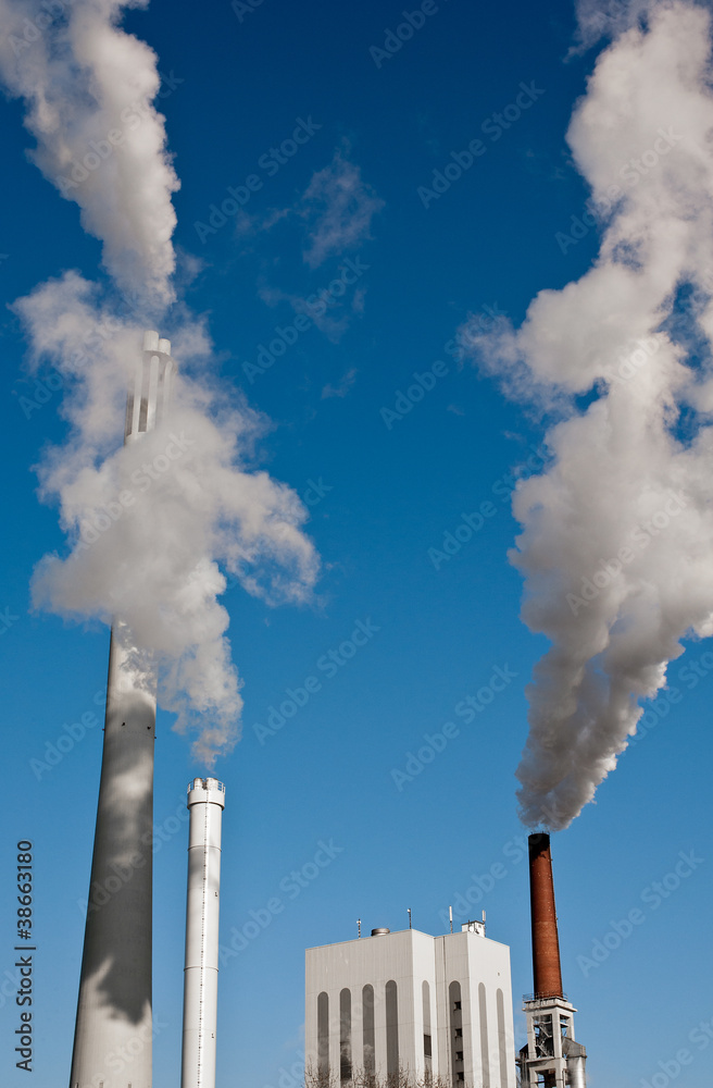 Schornsteine von einem Kraftwerk