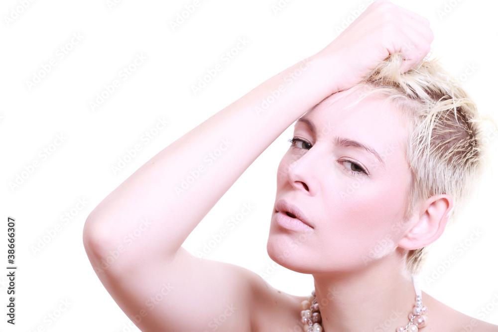 junge frau mit kurzen blonden haaren und reiner haut junge frau mit kurzen blonden haaren und reiner haut
