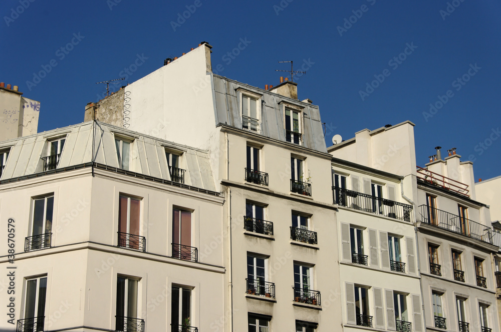 Immeubles anciens.Ciel bleu