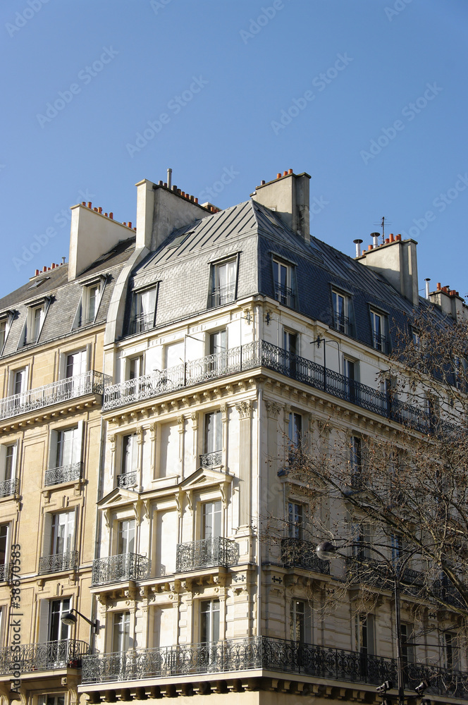 Immeuble ancien en coin de rue. Immeuble ancien en coin de rue.