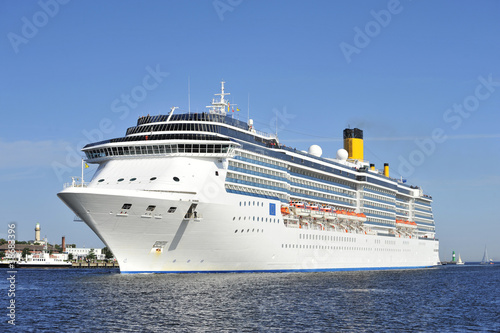 Kreuzfahrtschiff in Warnemünde