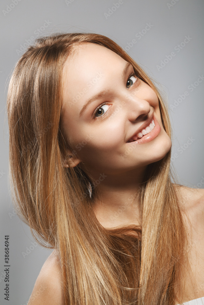 Naklejka premium smiling beautiful girl