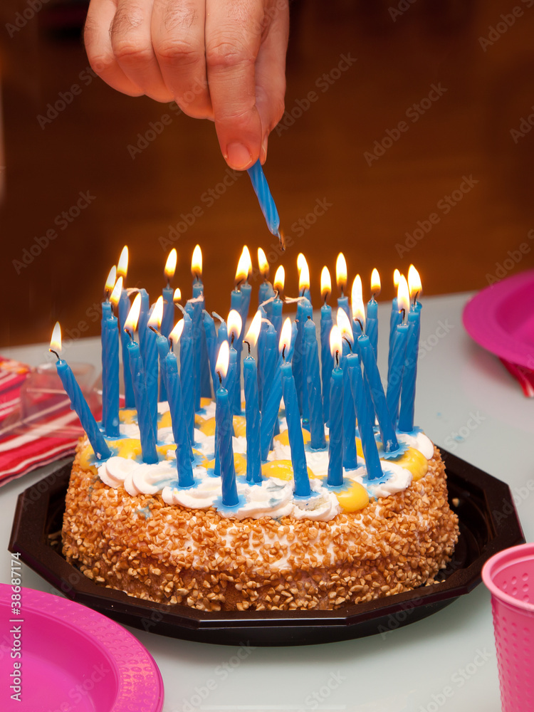 accendere le candeline della torta di compleanno Stock Photo
