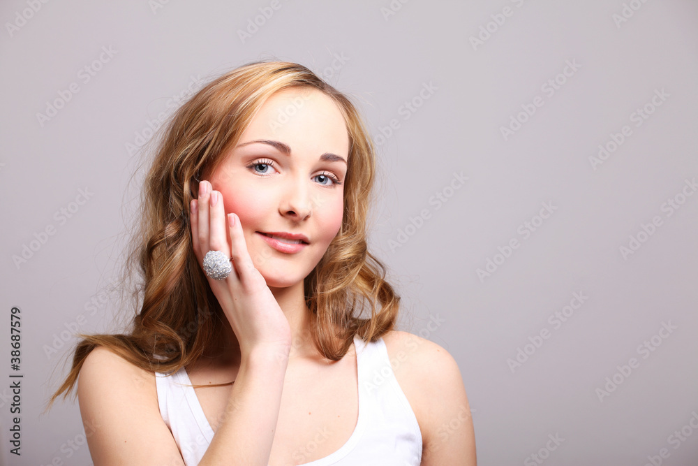 junge frau mit ring am finger lächelt junge frau mit ring am finger lächelt