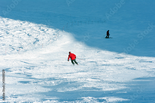 Narciarze zjeżdżają ze stoku narciarskiego