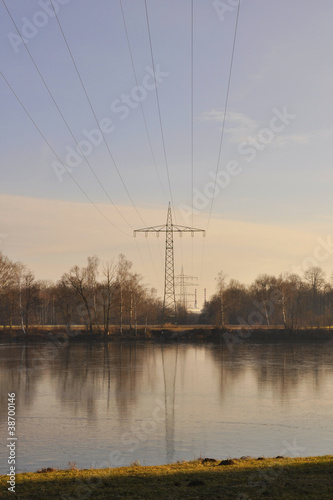 Stromleitung in winterlicher Landschaft