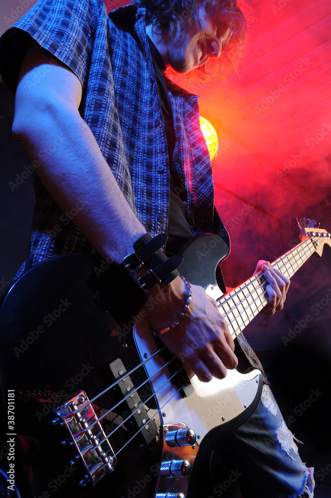 Obraz premium a bassist plays at a live concert