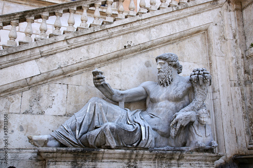 Statue d homme venant d une fontaine    Rome