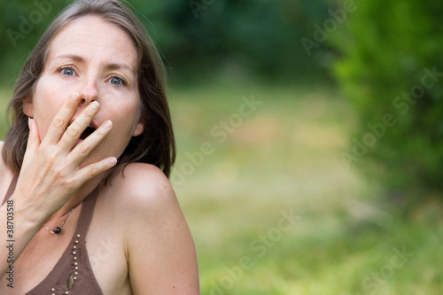 Canvastavla femme dans l'herbe