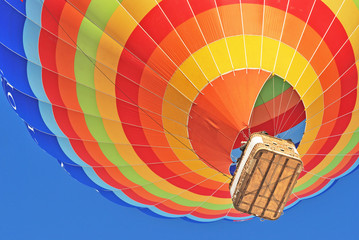 Acrylglasbilder Ballon Heißluftballon am ruhigen Morgenhimmel  © totophotos