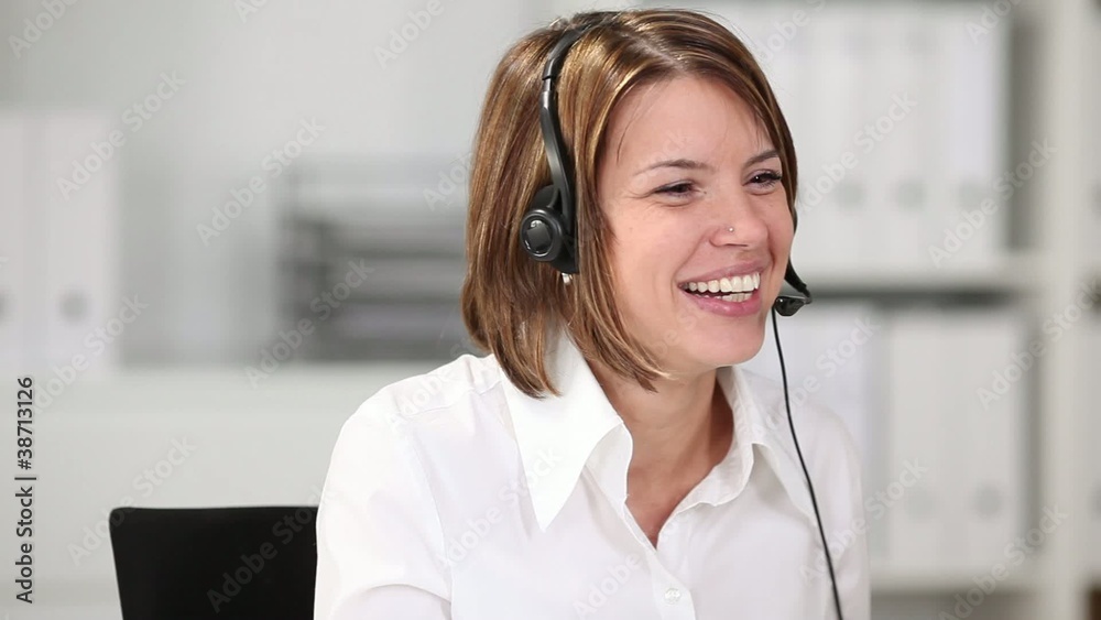 junge frau mit headset im call center