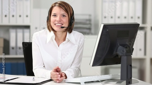 geschäftsfrau mit headset arbeitet am computer