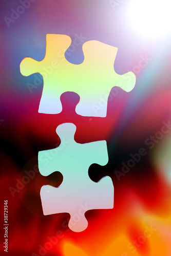 Zwei Puzzleteile als Sinnbild für Zusammenarbeit