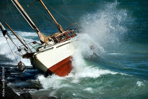 yacht crash on the rocks © irabel8