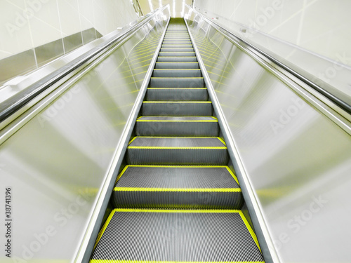 Moving escalator