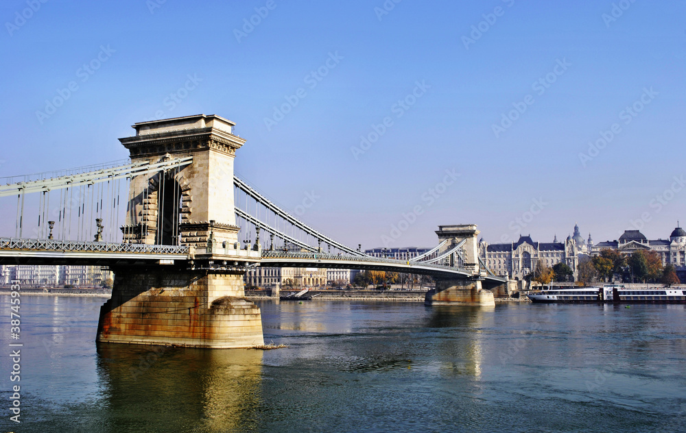 Obraz premium The Chain Bridge in Budapest
