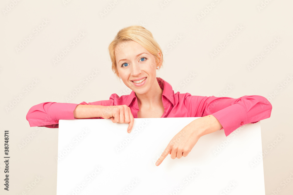 Zufriedener Frau hält weißes Schild Zufriedener Frau hält weißes Schild