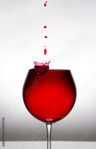 Капля, падающая в бокал с вином