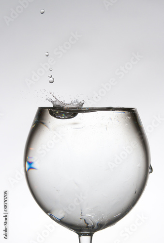 Капля, падающая в бокал с водой