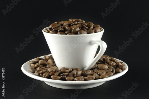 Café en grano y taza