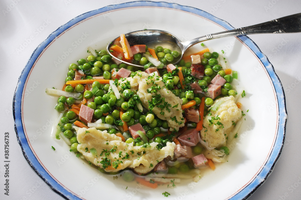 Erbsen mit Rauchfleisch und Mehlklößchen Erbsen mit Rauchfleisch und Mehlklößchen