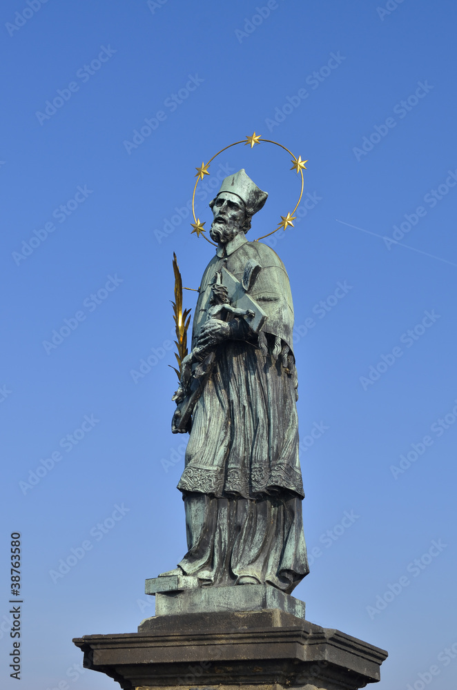 Steinfigur auf der Karlsbrücke Prag