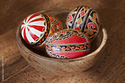 Holzschale mit gefärbten Oster-Eiern aus Rumänien