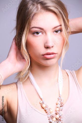 junge frau frontal mit halskette und langen haaren