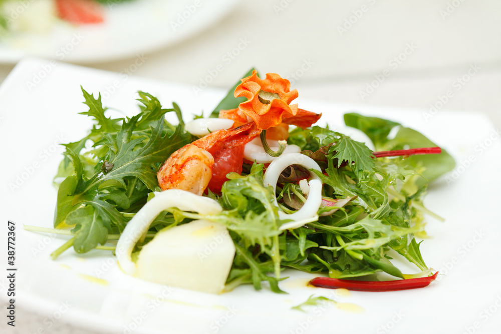 salad with shrips