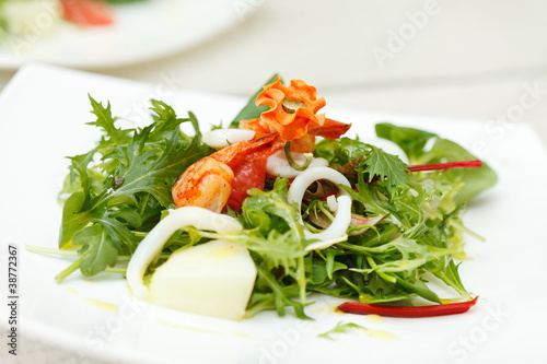 salad with shrips