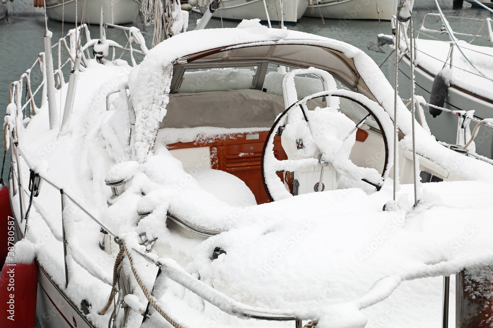 Naklejka premium boat with snow in harbor