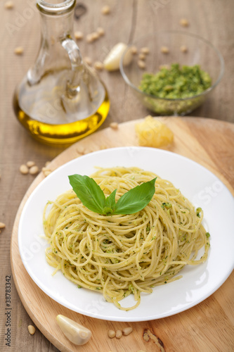 spaghetti with pesto sauce