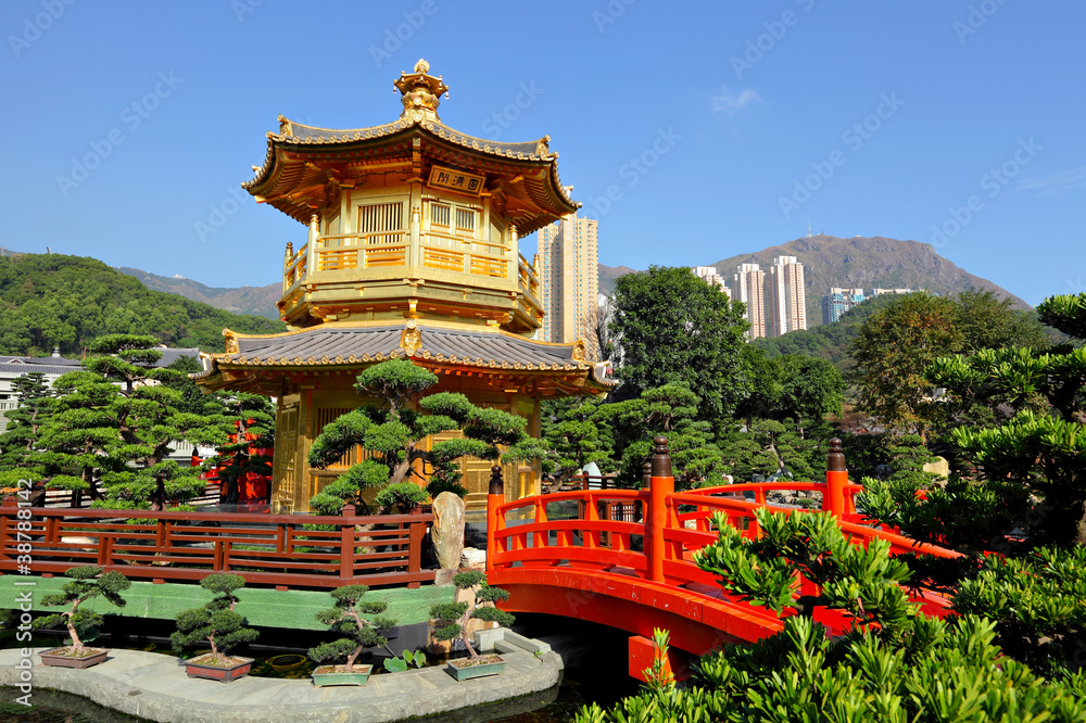 Fototapeta premium gold pavilion in chinese garden