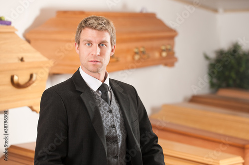 Fotografija Undertaker in his store