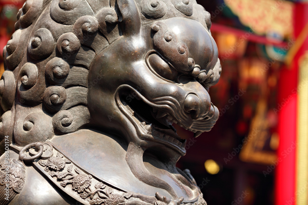 Obraz premium Bronze lion in chinese temple