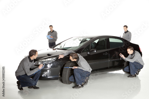 Slika na platnu Insurance agent looking at car
