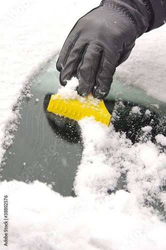 Valokuva scraping snow and ice from the car windscreen