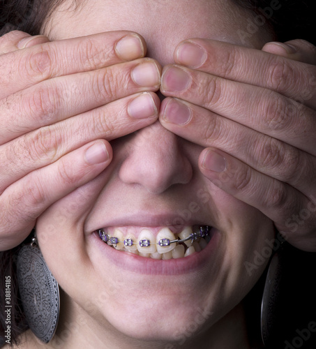 ragazza con apparecchio ai denti photo