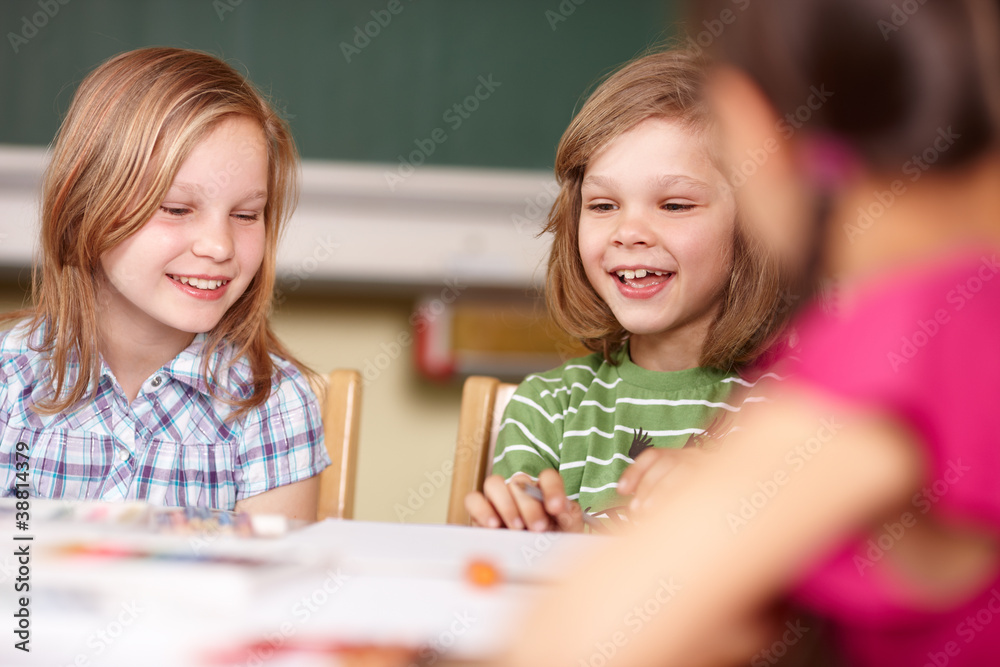 fröhliche Kinder in der Grundschule fröhliche Kinder in der Grundschule