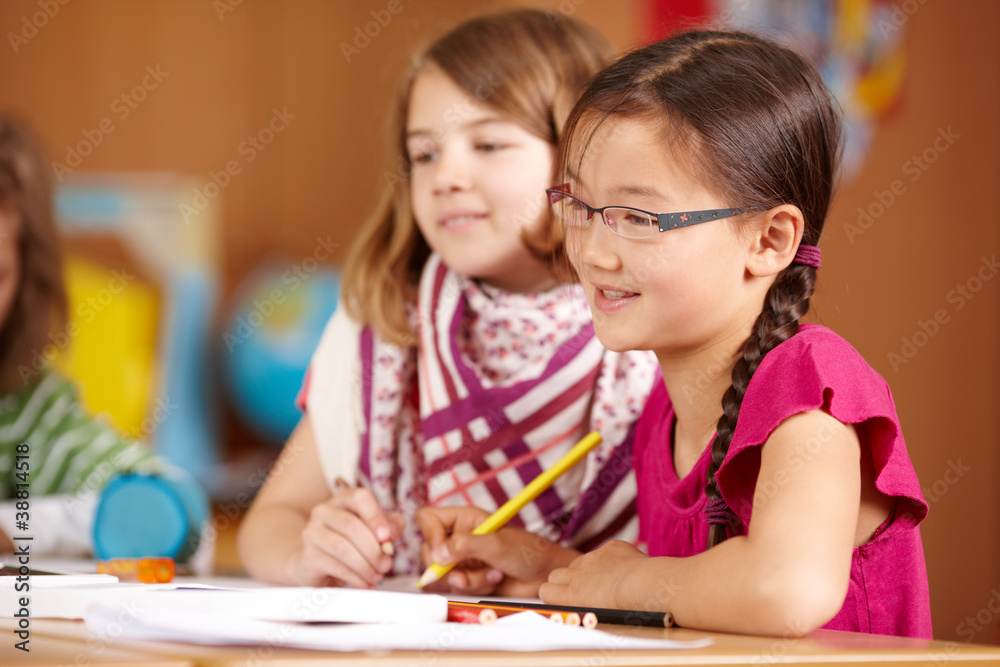 fröhliche Kinder in der Grundschule fröhliche Kinder in der Grundschule