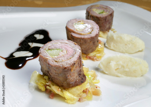 Rinderfiletroulade  gefüllt mit Serranoschinken und Salatgurke photo