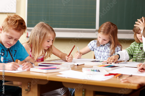 Canvastavla fröhliche Kinder in der Grundschule