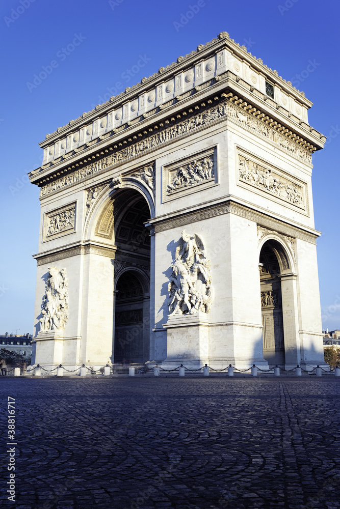 vertical view of Arc de Triomphe