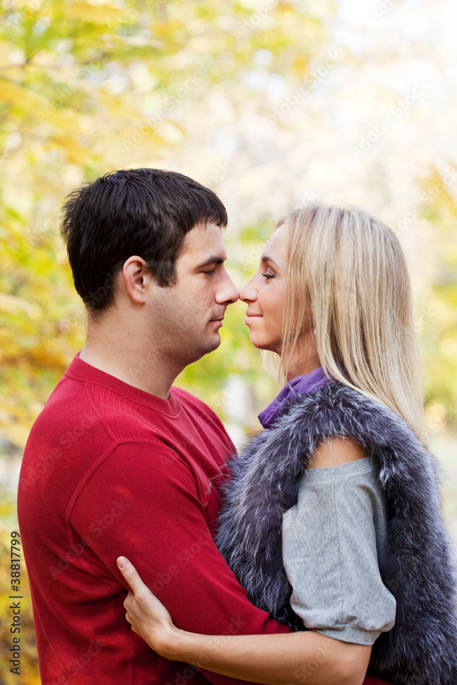Fototapeta premium Happy pair walks in autumn park