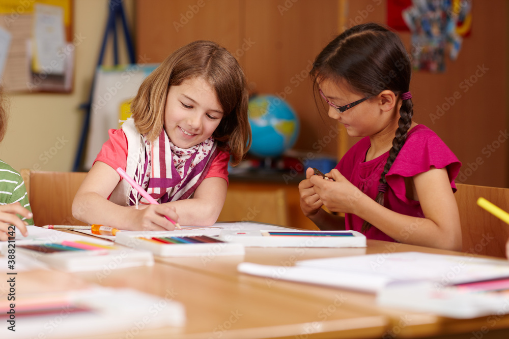fröhliche Kinder in der Grundschule fröhliche Kinder in der Grundschule